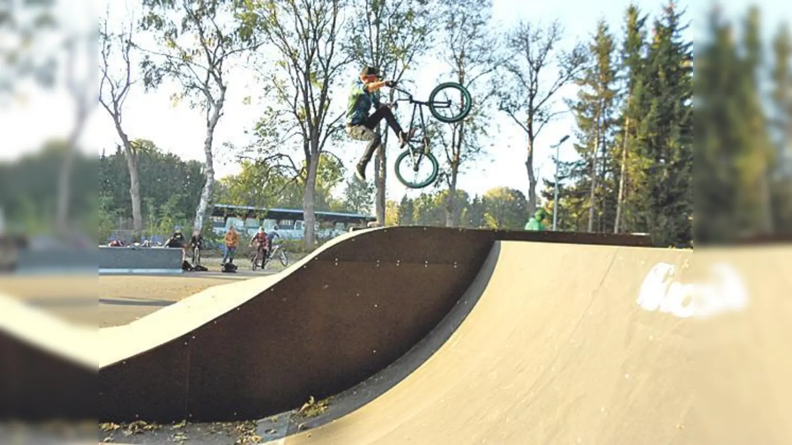 Magnet auch für junge BMX-Künstler: Der neue Skater-Parcours in Altenerding. 	 (Foto: Stadt)