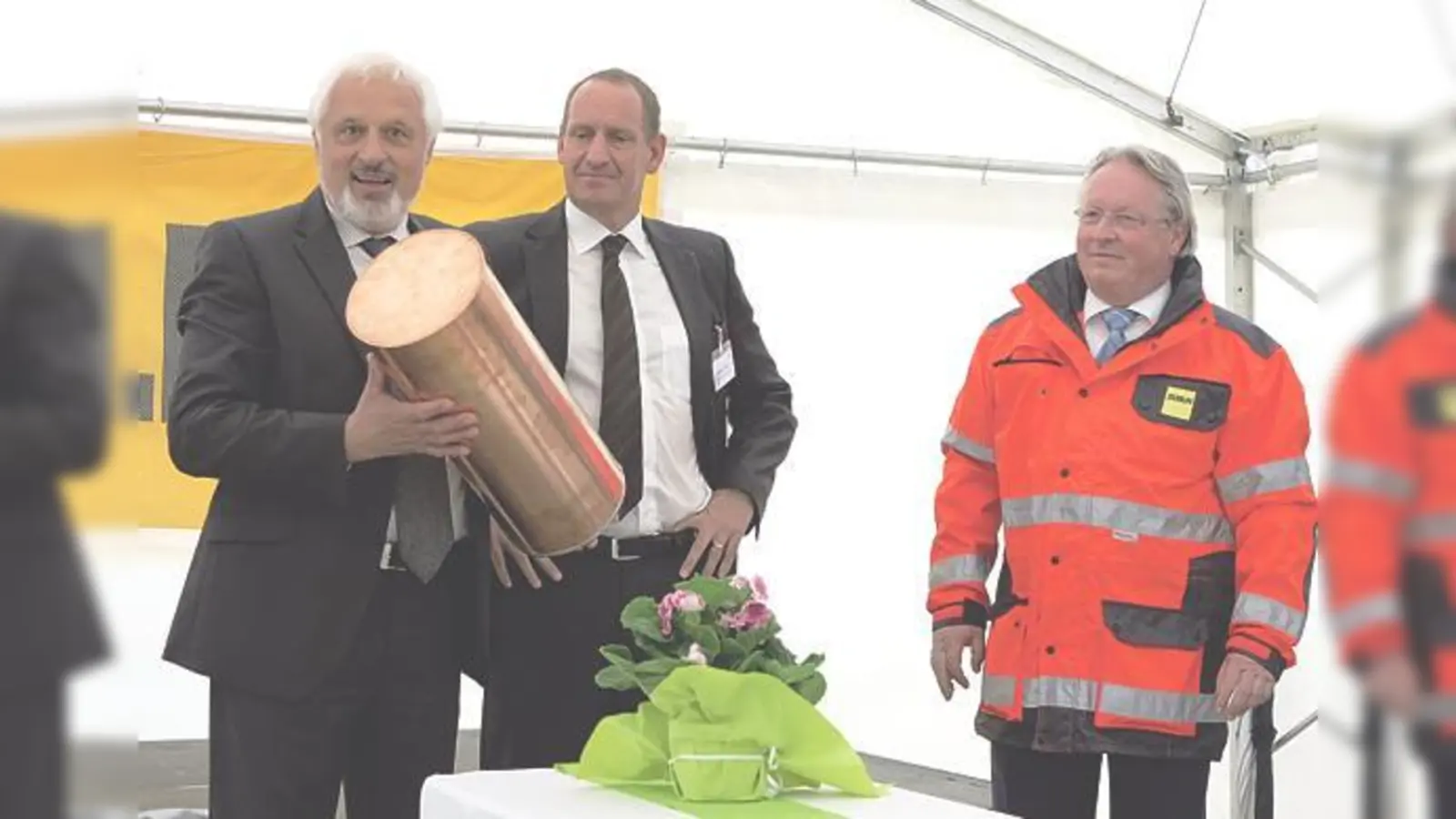 Adolf Wandinger und Dieter Weiß von der Martin und Rita Ballauf-Stiftung befüllten die Grundstein-Kassette mit Dipl.Ing. Ulrich Rudolph, Direktionsleiter der Ed. Züblin AG (von links nach rechts). 	 (F.: bus)