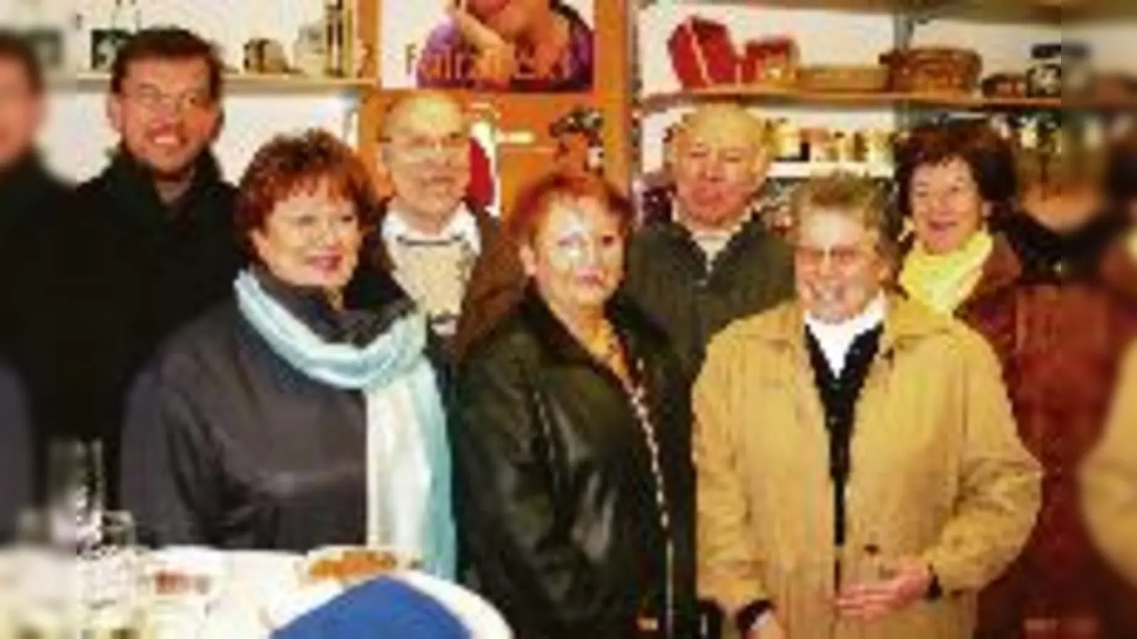 Feierten den Feldmochinger Weltladen bei der Einweihung: Pfarrer Christoph Huber, Günter Hiegemann, Franz Pabst mit Frau Amalie (hi. v. li.), Martha Weinzierl, Monika Pech und Veronika Asböck (vorne).  (Foto: aha)