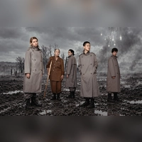 Vier Spielerinnen und eine Tänzerin demontieren die Inszenierung von Kriegen und Helden: Maja Zećo, Waki, Ivy Lißack, Jin Lee und Edith Konrath (von links). (Foto: Verena Kathrein, Yavuz Narin)