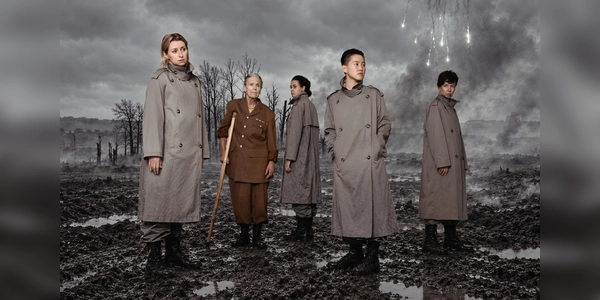 Vier Spielerinnen und eine Tänzerin demontieren die Inszenierung von Kriegen und Helden: Maja Zećo, Waki, Ivy Lißack, Jin Lee und Edith Konrath (von links). (Foto: Verena Kathrein, Yavuz Narin)