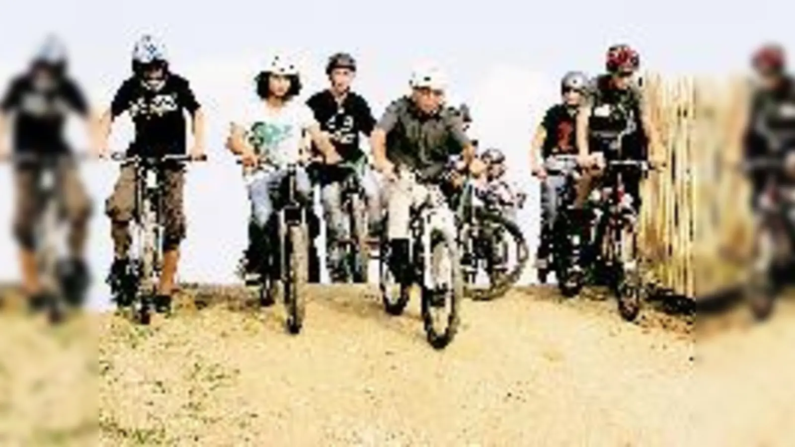 Bürgermeister Edwin Klostermeier (Bildmitte) und Putzbrunner Mountainbiker bei der flotten Bikepark-Eröffnungsfahrt.  (Foto: Schwarz-Mehrens)