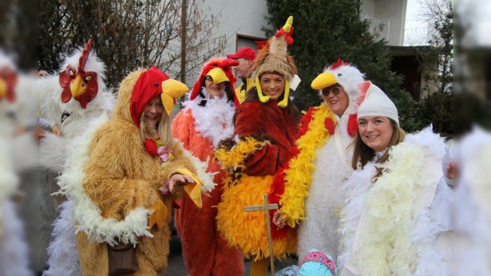 Närrische Stimmung in Allach. Bunte Kostüme prägten beim Faschingsumzug die Straßen. (Foto: sb)