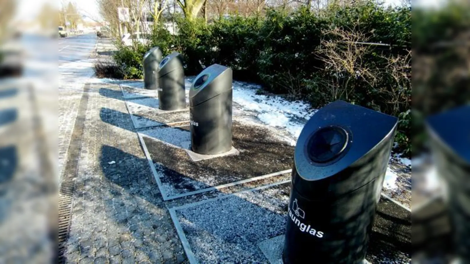 Im Boden versenkt sind die Sammelbehälter für Glas und Blech am Bahnhofsplatz. Die Vorteile der teuren Anlagen: Weniger Lärm, saubere Umgebung und keine hässlichen verdreckten Kunststoffkästen.	 (Foto: ikb)