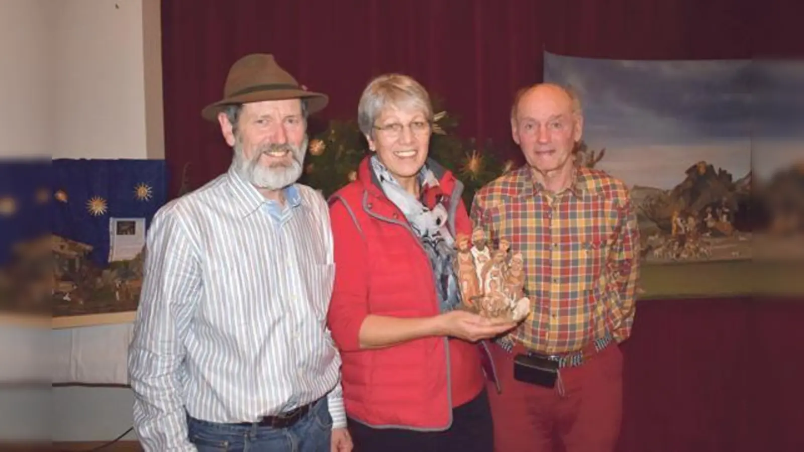 Mit einer Krippe aus den Anden beschenkte Neumitglied Axel Bornheimer (rechts) Katharina Karl. Daneben ihr Ehemann und Vorstand Josef Karl.	 (Foto: Wolfgang Mende)