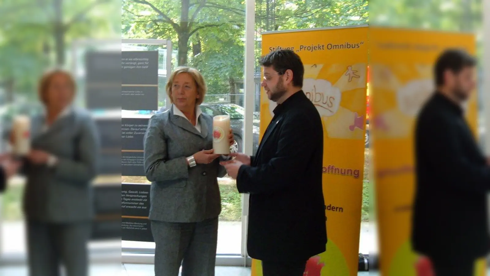 In die Obhut der Landrätin Johanna Rumschöttel übergab Pater Engelbert Petsch die brennende Kerze. (Foto: AH)