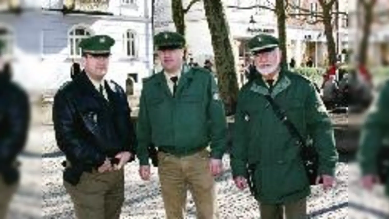 Polizeihauptkommissar Olaf Schleicher und die Kontaktbeamten Ernst Schach und Peter Woska (v. li.) zeigen an der Münchner Freiheit Präsenz. 	 (Foto: ks)