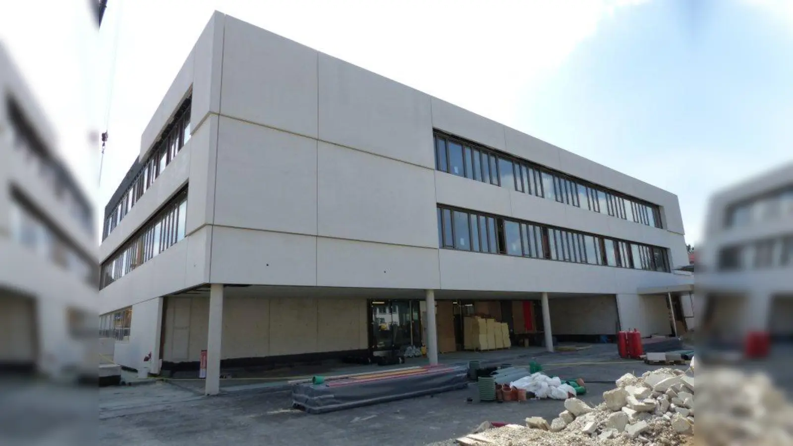 Baustelle Ignaz-Taschner-Gymnasium: eine große Anzahl der bereits installierten Elektroleitungen wurde von unbekannten Tätern durchtrennt oder beschädigt. (Foto: LRA Dachau)