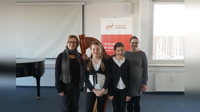 Sophie Pfaffenstaller und Sophie Betz konnten bei dem Regionalwettbewerb „Jugend Musiziert“ im Harfe Duo den 1. Platz mit 24 von 25 Punkten belegen konnten. (Foto: VA)