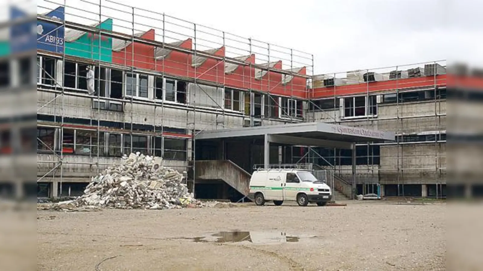 Der Schutt und die Mineralfaserplatten bei den Abbrucharbeiten am Gymnasium Ottobrunn verteilen keine Schadstoffe in die Nachbarschaft.	 (Foto: Boschert)