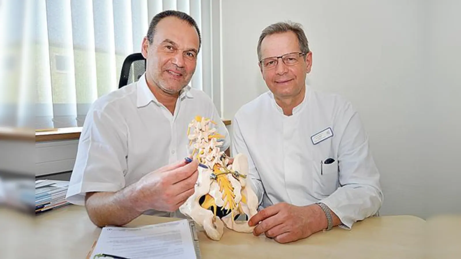 Bei komplizierten Frakturen wird das Becken gegebenenfalls durch Metallverankerungen im Kreuzbein und in der Wirbelsäule stabilisiert, wie Dr. Artur Klaiber und Dr. Rudolf Weber (v.li.) an einem Modell demonstrieren. 	 (Foto: Sybille Föll)