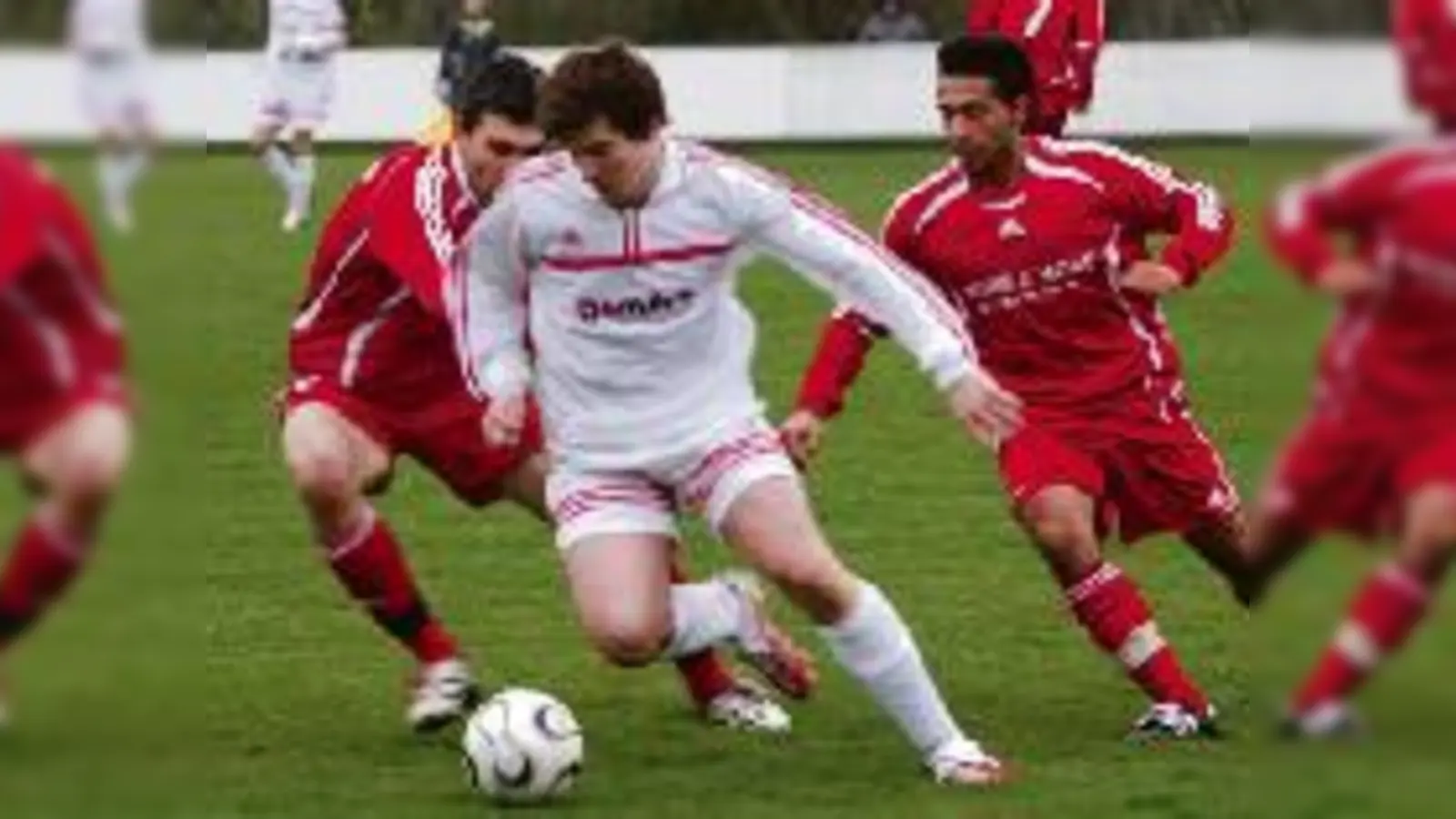 Sie müssen das Glück zwingen und zwar möglichst schnell: Benjamin Held und seine Kollegen vom TSV Eching verloren auch nach dem Trainerwechsel gegen Starnberg 1:2.	  (Foto: ba)