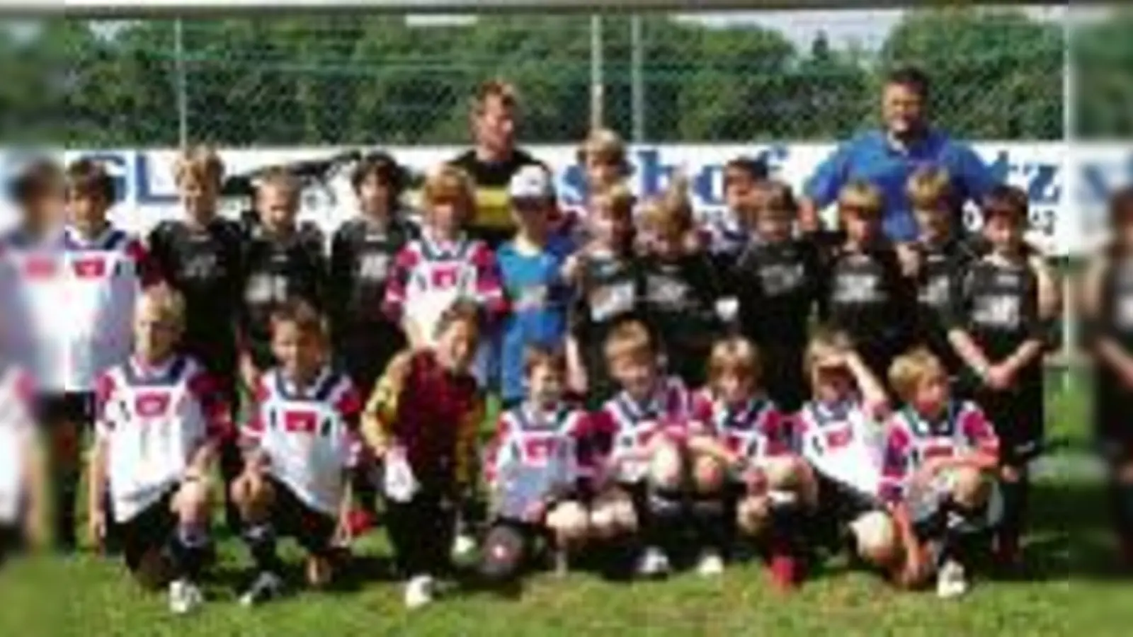 Kleine Kicker ganz groß: Der FT Gern zu Gast in Straubing beim TSV Oberalteich.	 (Foto: Verein)