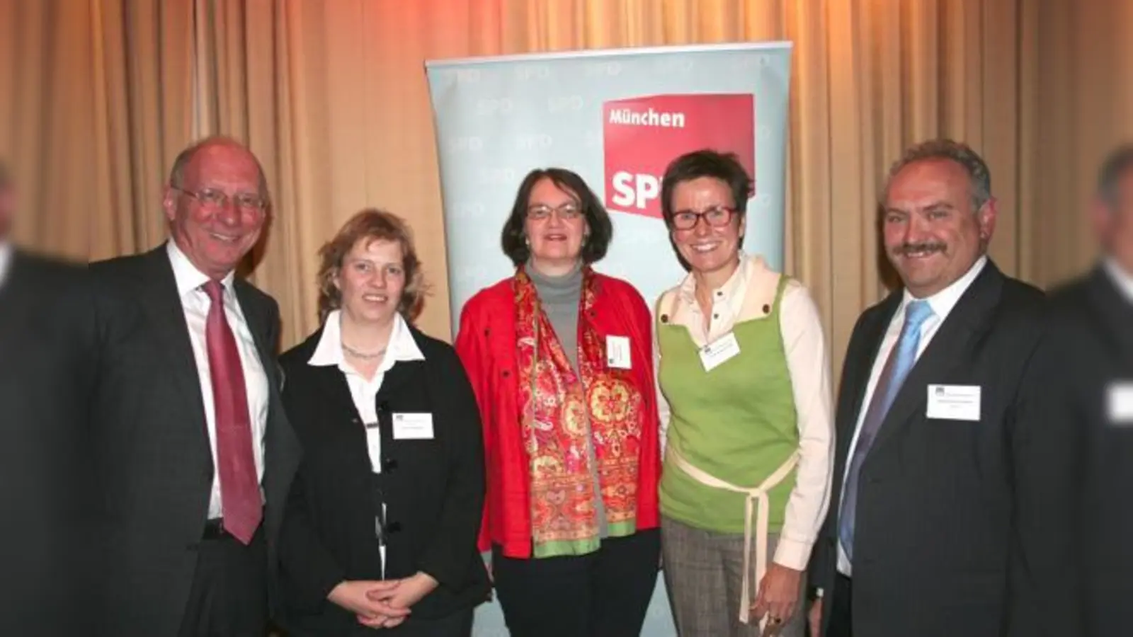 Franz Maget, Ruth Waldmann, Bürgermeisterin Christine Strobl, Isabell Zacharias und Bezirksrat Richard Salvermoser (v. l.) beim Empfang.	 (Foto: Wally Schmidt)