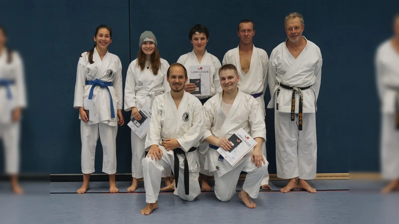 Prüflinge und Prüfer der Jugendlichen und Erwachsenen der Karateabteilung des TSV Grünwald.  (Foto: Max Obermaier)