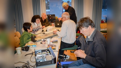 Diplom-Ingenieure, Techniker, Schneiderinnen und Hobbytüftler sorgen dafür, dass im Schnitt über 70 Prozent der Gegenstände wieder repariert werden. (Foto: VA)