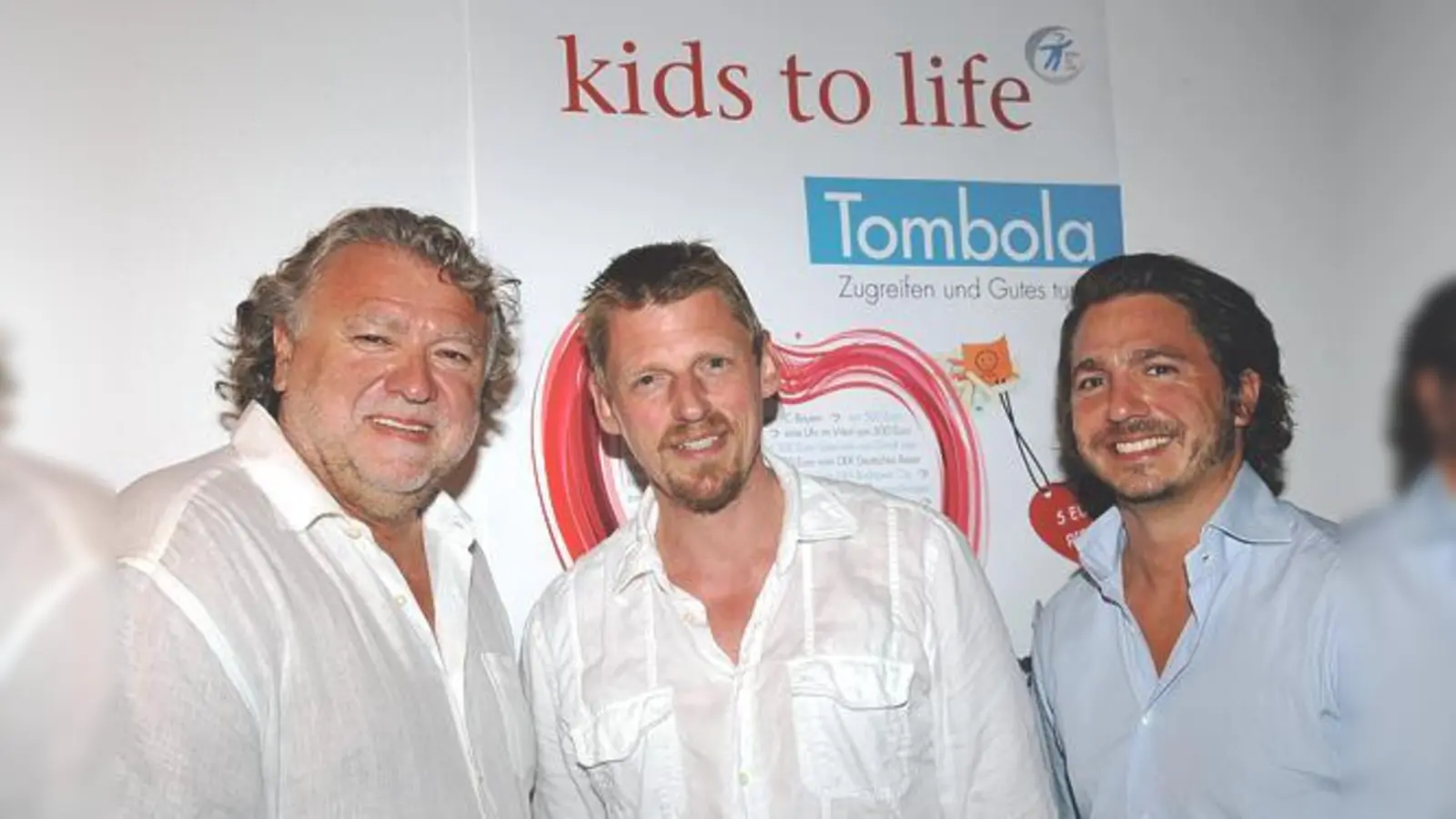 Stiftungsgründer Anton Schrobenhauser Senior (v. l.) zusammen mit TV-Schauspieler Martin Gruber und Anton Schrobenhauser Junior.	 (Foto: kids to life)