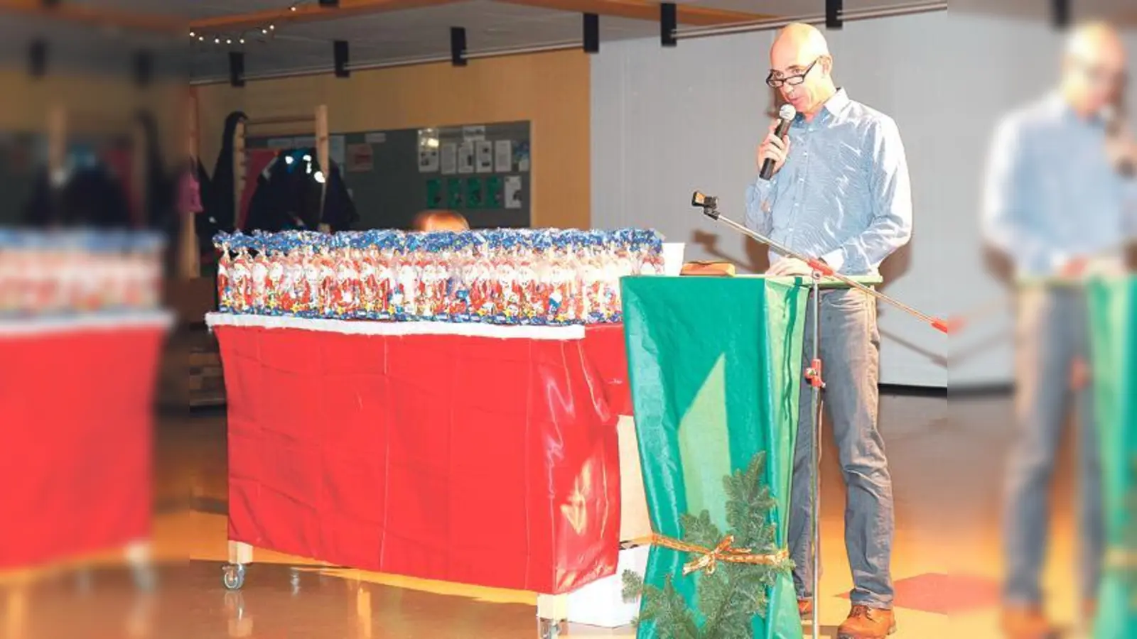 Abteilungsleiter Jens Siebrecht verliest die Grüße von Franziska von Almsick. Sie dankte den Riemerlingern Haien für ihr tolles Engagement für den Schwimmsport und gratulierte den Schwimmern zu sportlichen Erfolgen.	 (Foto: VA)