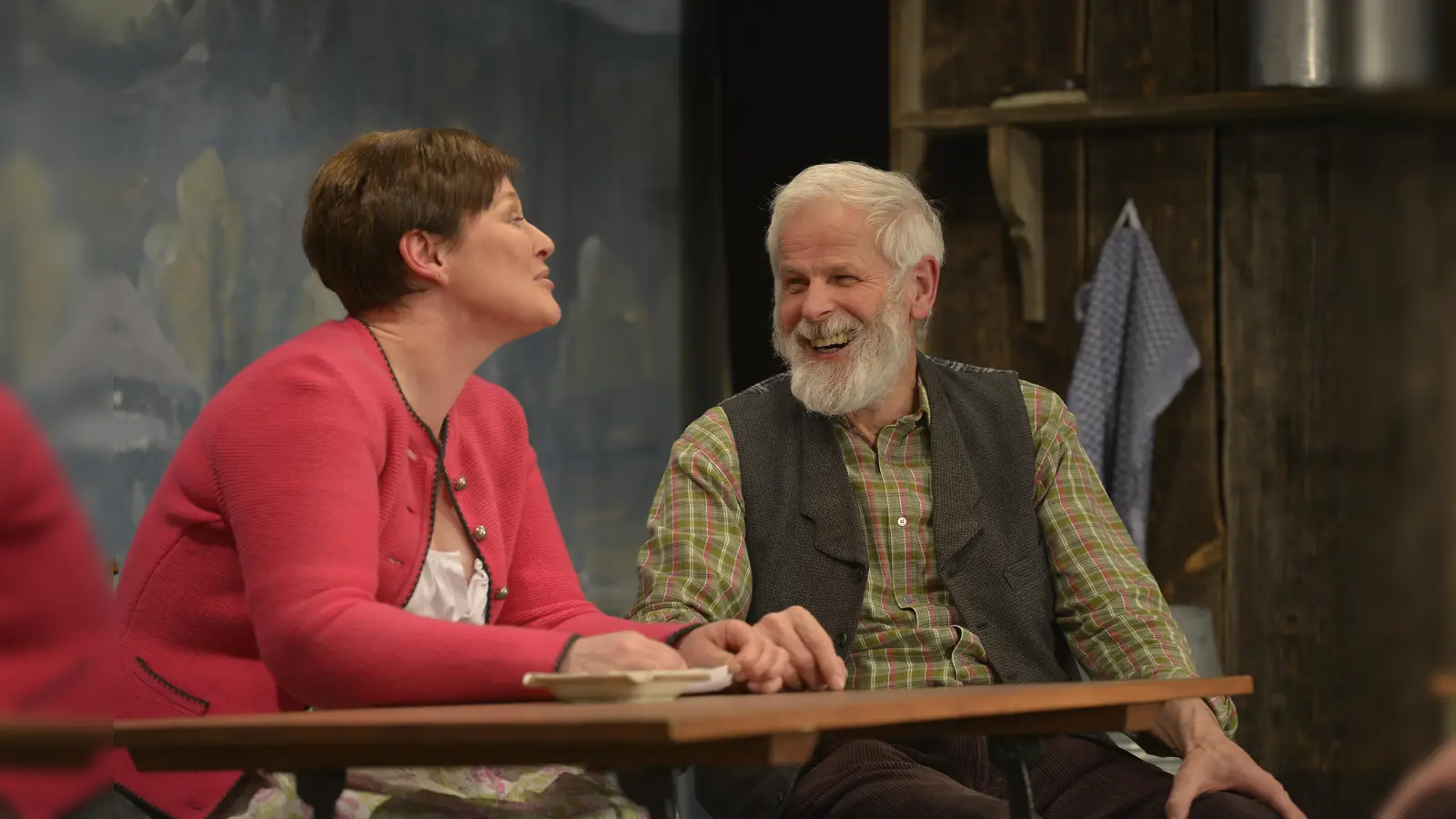 Die Heimatbühne Obergiesing spielt "Ois wegn dem liabn Geld". Sepp Hofmann ist Autor und Regisseur, daneben Antje Harlander. (Foto: Andreas Eltschig)