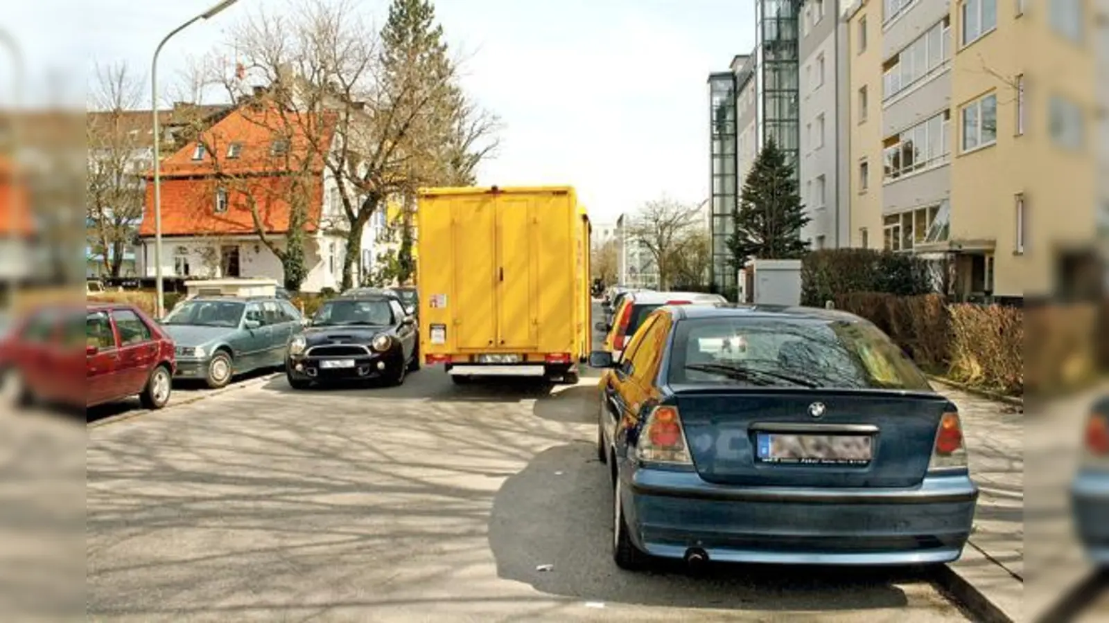 Zugeparkte Gehwege und Sichtbehinderungen in Kurven: In ganz Milbertshofen ist der Parkdruck enorm  aber Linzenzzonen sind nur in wenigen Bereichen tatsächlich nötig, stellt die Stadt fest. 	 (Foto: js)