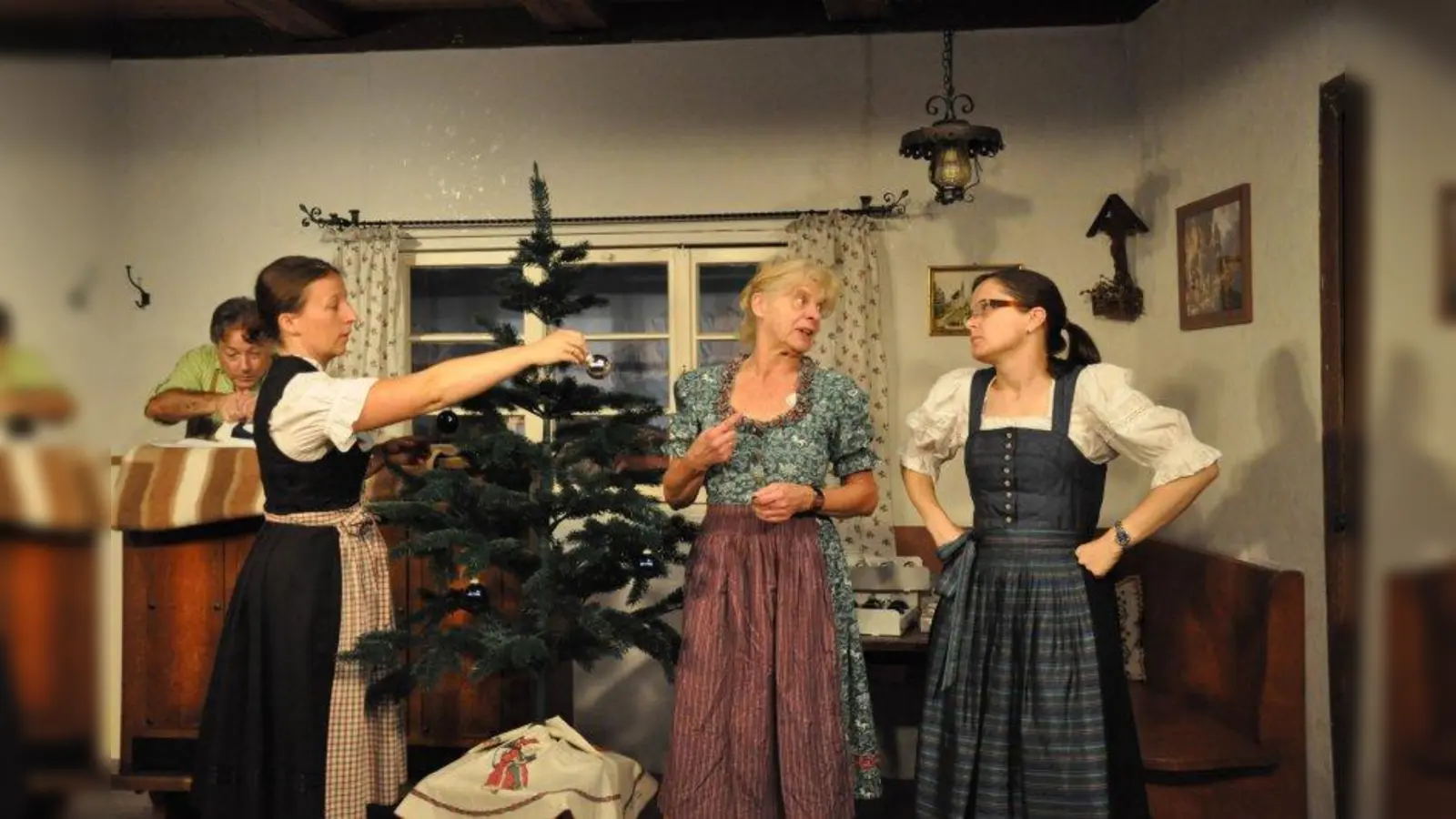 Stefan Bartl und die „drei Göttinnen” Maria Rinderer, Sonja Bahner und Nadine Schmid-Stoßberger (von links) bei den Proben. (Foto: Volkstheater Lampenfieber)