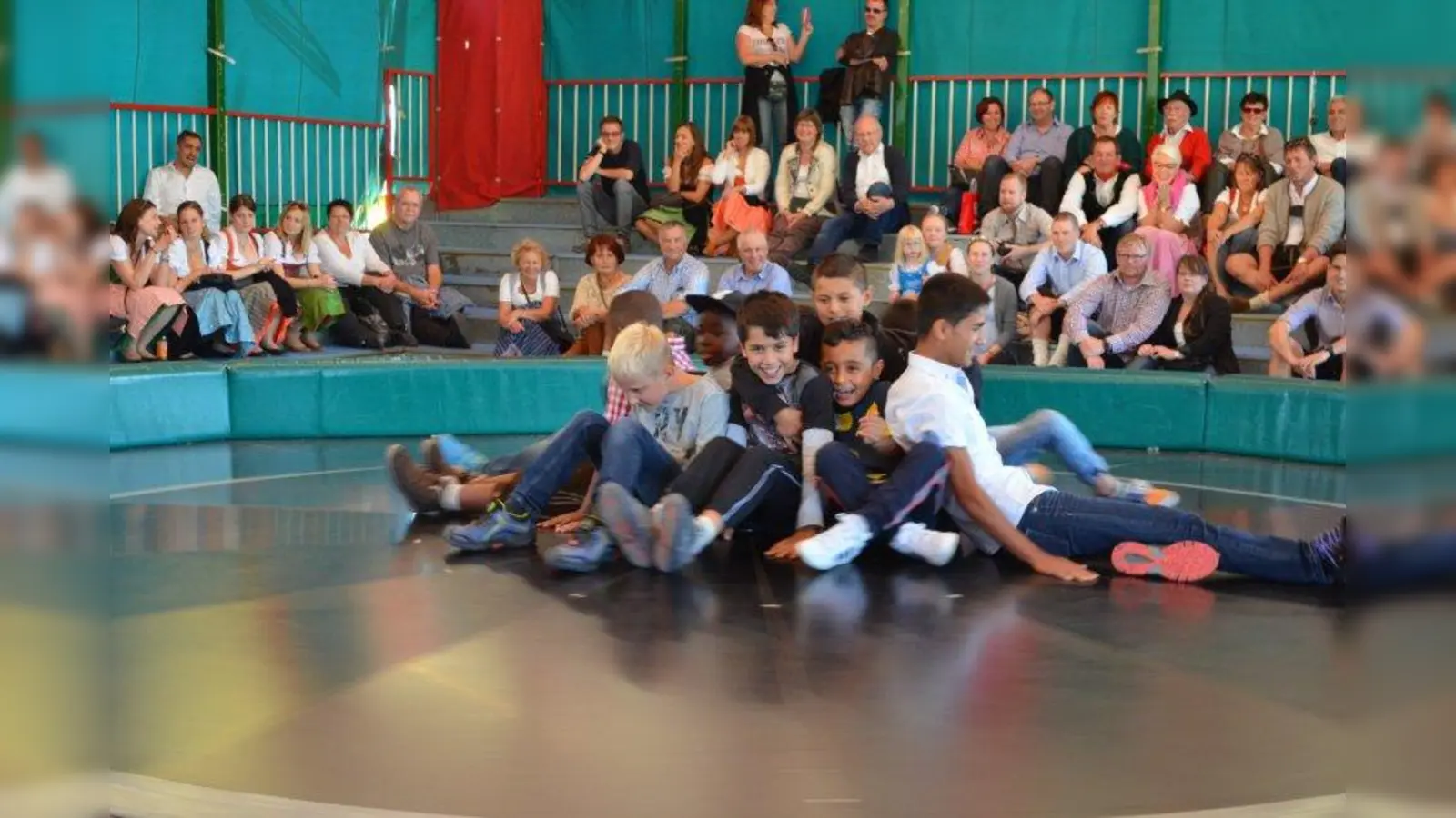 Wer wird der Bezwinger des Teufelsrads? Die Kinder gaben sich größte Mühe auf der Drehscheibe zu bleiben. (Foto: eis)