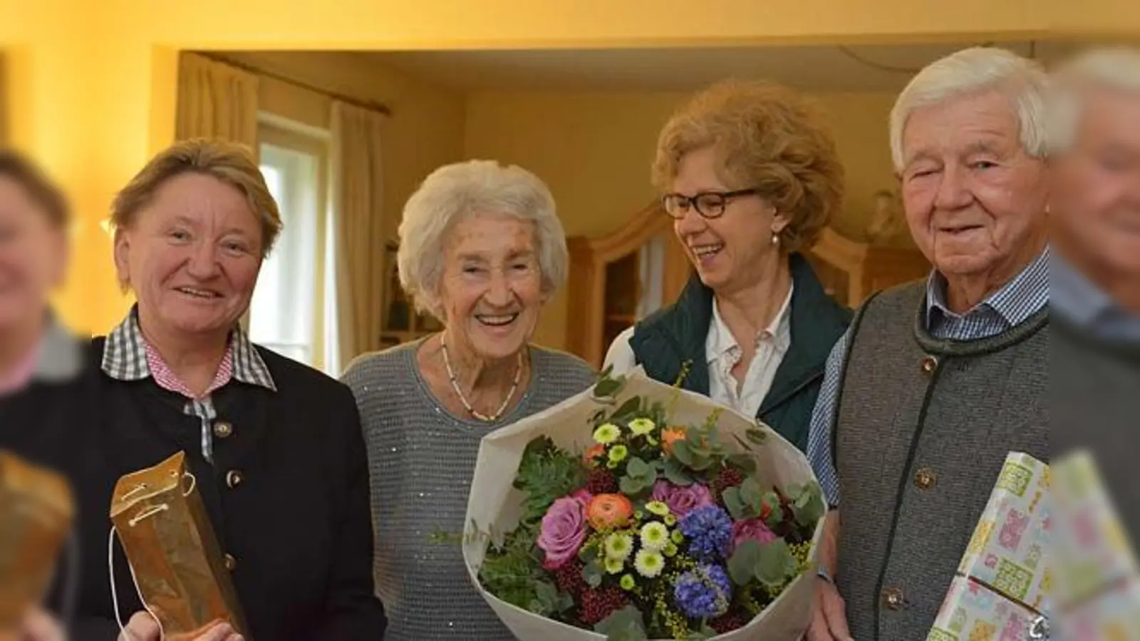 Bürgermeisterin Susanna Tausendfreund (l.) gratulierte dem Paar zur Eisernen Hochzeit und überbrachte auch Glückwünsche und ein Geschenk von Ministerpräsident Horst Seehofer. Anna und Alois Deichl freuten sich gemeinsam mit Tochter Susanne Pfab über den Besuch aus dem Rathaus. (Foto: gem)