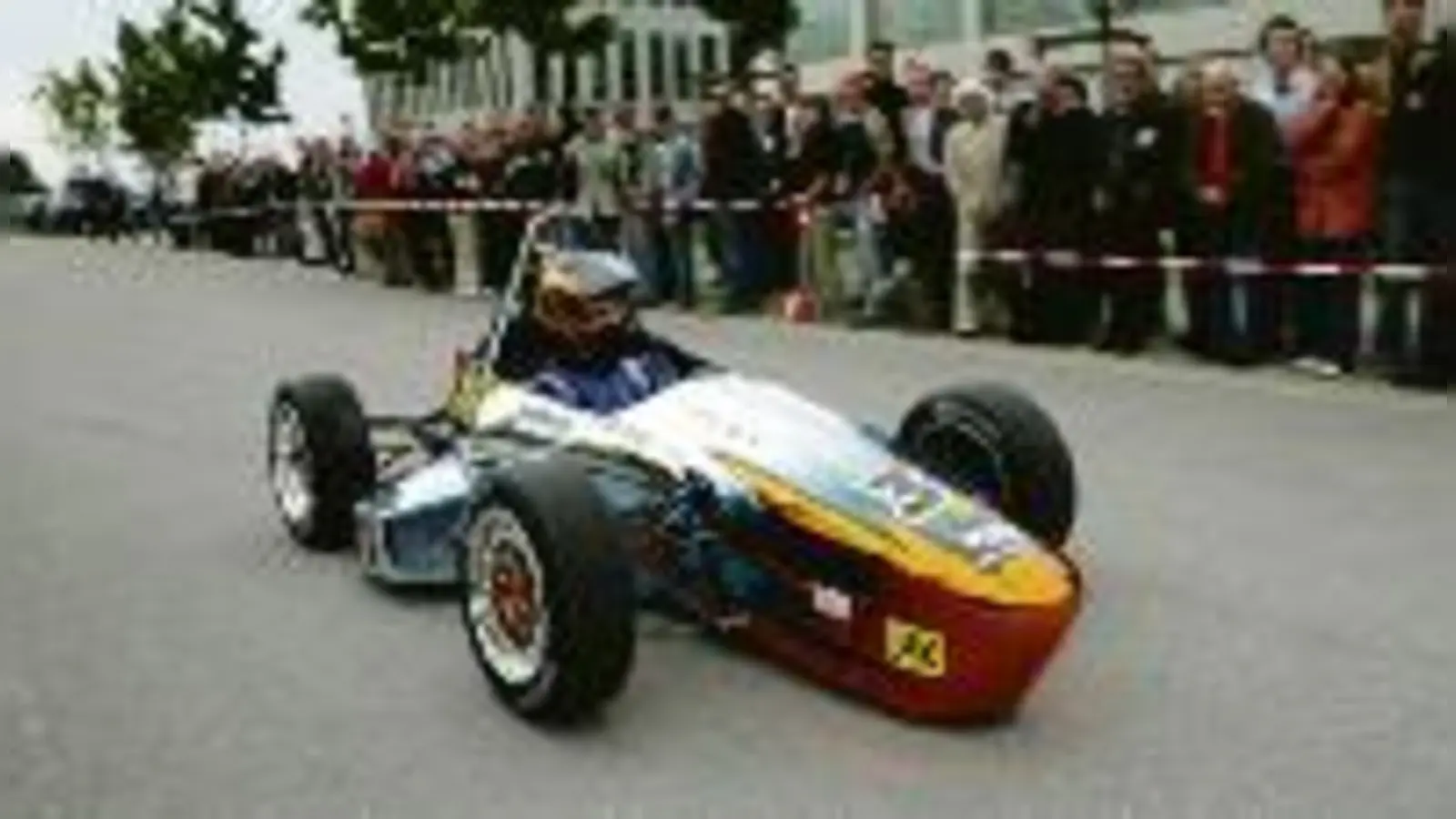 Klein aber  (Foto: Mit bis zu 220 Kilometern pro Stunde ist der TU-Flitzer unterwegs.)