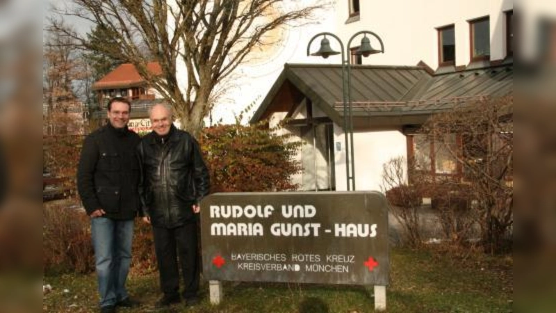 „Die BVGL-Fraktion setzt sich vehement für die Erhaltung des Rudolf-Maria-Gunst-Haus in gemeindlicher Hand ein“, bekräftigten Olaf Grohmann und Günter Roll (von links) während eines Ortstermins. (Foto: US)