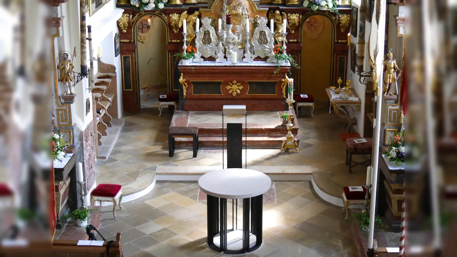 Bei allen Musikern beliebt sind der schöne Altarraum und die hervorragende Akustik der Leonhardikirche. (Foto: VA)