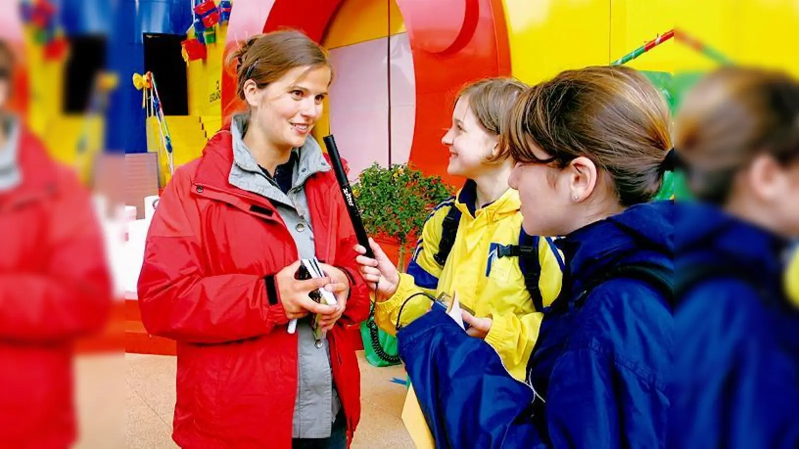 Wie kommt der Reporter an die besten Informationen? Er fragt die Leute vor Ort.	 (Foto: VA)
