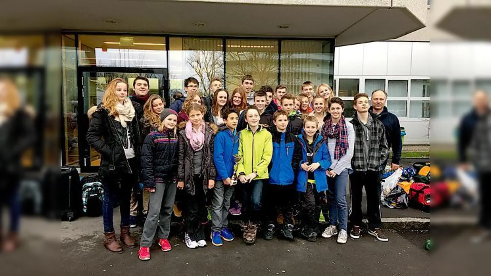 Trainer Dimitris Goudinoudis (hinten, ganz re.) und die Mannschaft freuen sich mit Julius Platzer (vorne, 3. v. li., mit Pokal). 	 (Foto: privat)