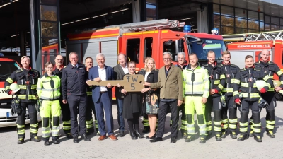 Übergaben symbolisch den Schlüssel für die Feuerwache 5 (mit Schlüssel, von links): Oberbürgermeister Dieter Reiter, Edwin Grodeke (Leiter des Kommunalreferats), Baureferentin Jeanne-Marie Ehbauer, Kreisverwaltungsreferentin Hanna Sammüller und Architekt Peter Ackermann. (Foto: bas)
