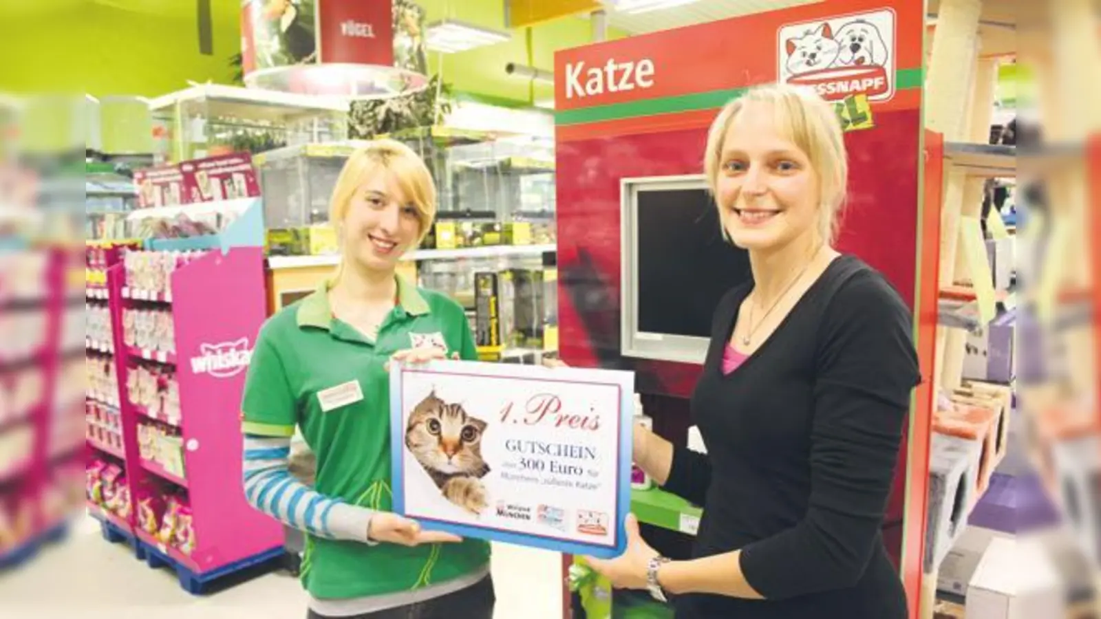 Riesig gefreut hat sich die stolze Katzenmutter Denise Pelger (re.) über den ersten Platz ihrer Katzenzwillinge Lilly und Kenny und natürlich über ihren  (Foto: Den 300-Euro-Gutschein überreichte Fressnapf-Mitarbeiterin Jasmin Zenner.	SE)