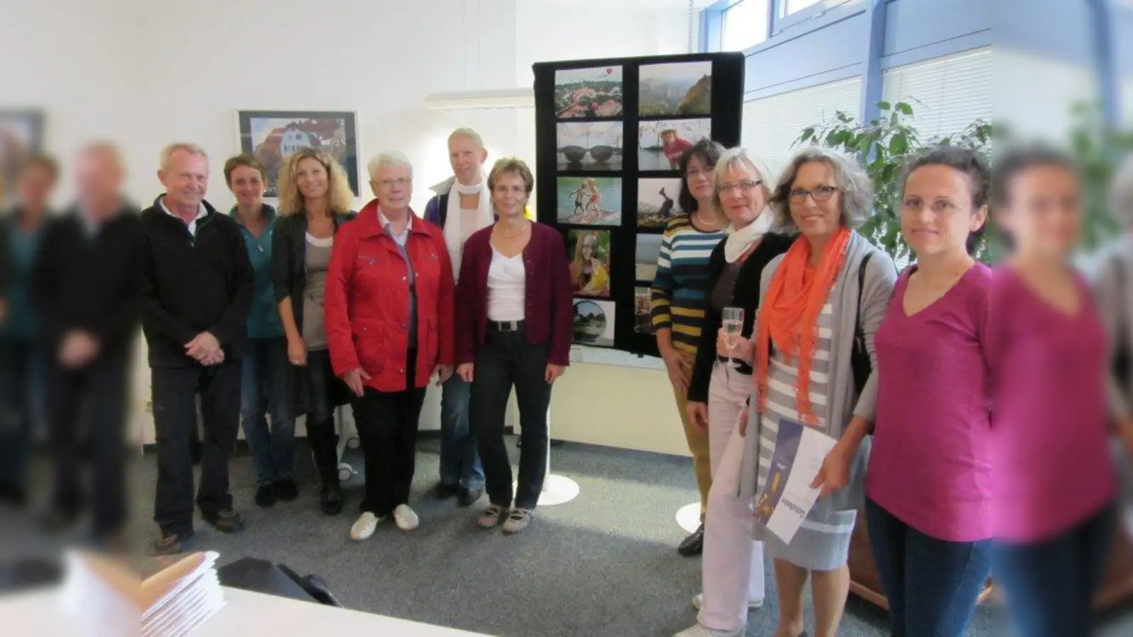 Die Gewinner des vhs  Fotowettbewerbs „Mein schönstes Sommerfoto“ mit den ersten Preisträgern Mirela Olariu (r.) und Heike Bonfert (4.v..r.). Geschäftsführung der vhs Evi Seidel (3.v.l..) , Fachbereichsleitung Uta Klose (2.v.l..) und Jurymitglied Johannes Gräbel (l.). (Foto: VHS)