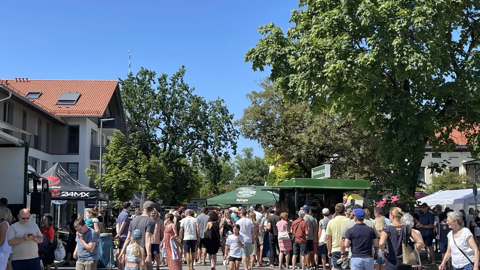 Zahlreiche Besucher strömten vergangenen Sonntag zum Straßenfest nach Höhenkirchen. (Foto: hw)