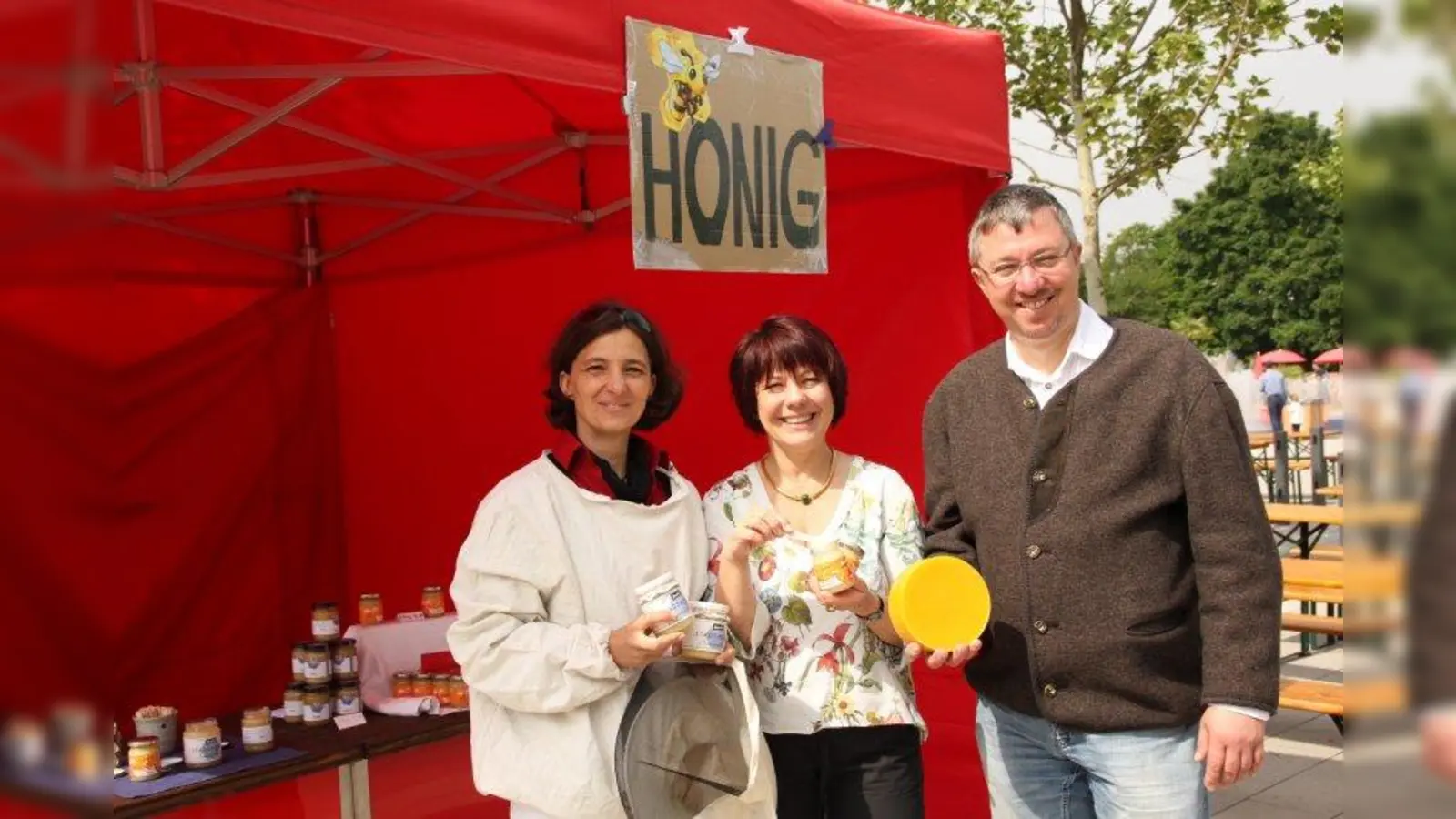Die Pasinger Imkerin Carmen Grimps, Landtagsabgeordnete Diana Stachowitz und Stadtrat Christian Müller (v.l.) klärten am Samstag über Bienen auf, verkauften Pasinger Honig und freuten sich über das große Interesse der Pasinger an diesem Thema. (Foto: us)