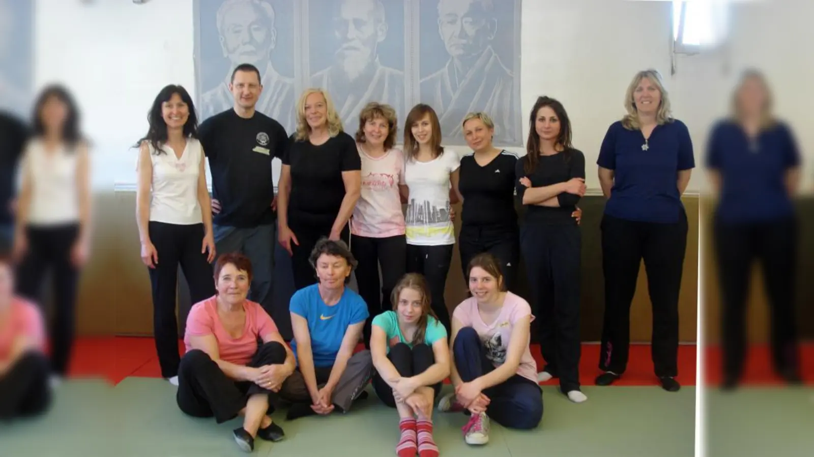 Zufrieden mit dem Selbstverteidigungskurs zeigten sich die Teilnehmerinnen mit ihren Trainern Ottmar Thalmeier und Charlotte Hofmann (links). (Foto: pi)