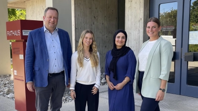 Das neue Ausbildungsjahr in Gräfelfing hat begonnen (v.l.): Bürgermeister Peter Köstler, Lana Leipert, Sewita Rassuli und Ausbildungsleiterin Christina Zadaja. (Foto: Gemeinde Gräfelfing)