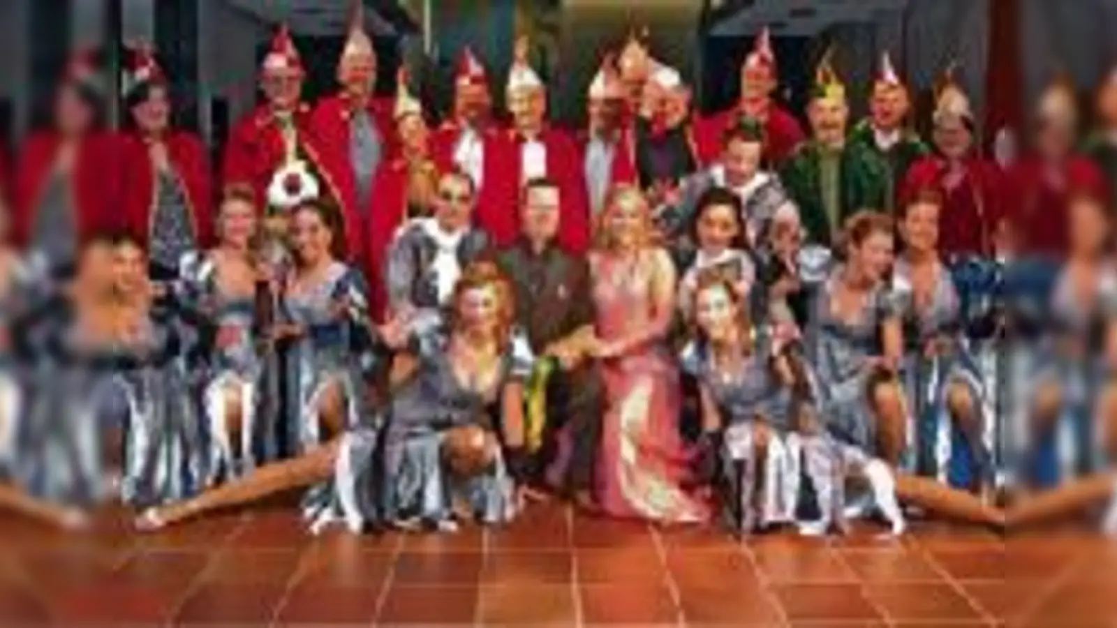Viele hübsche Damen und einen noch etwas zurückhaltenden »Elferrat« gabs beim Besuch der Heidechia im Neufahrner Rathaus.	  (Foto: ba)