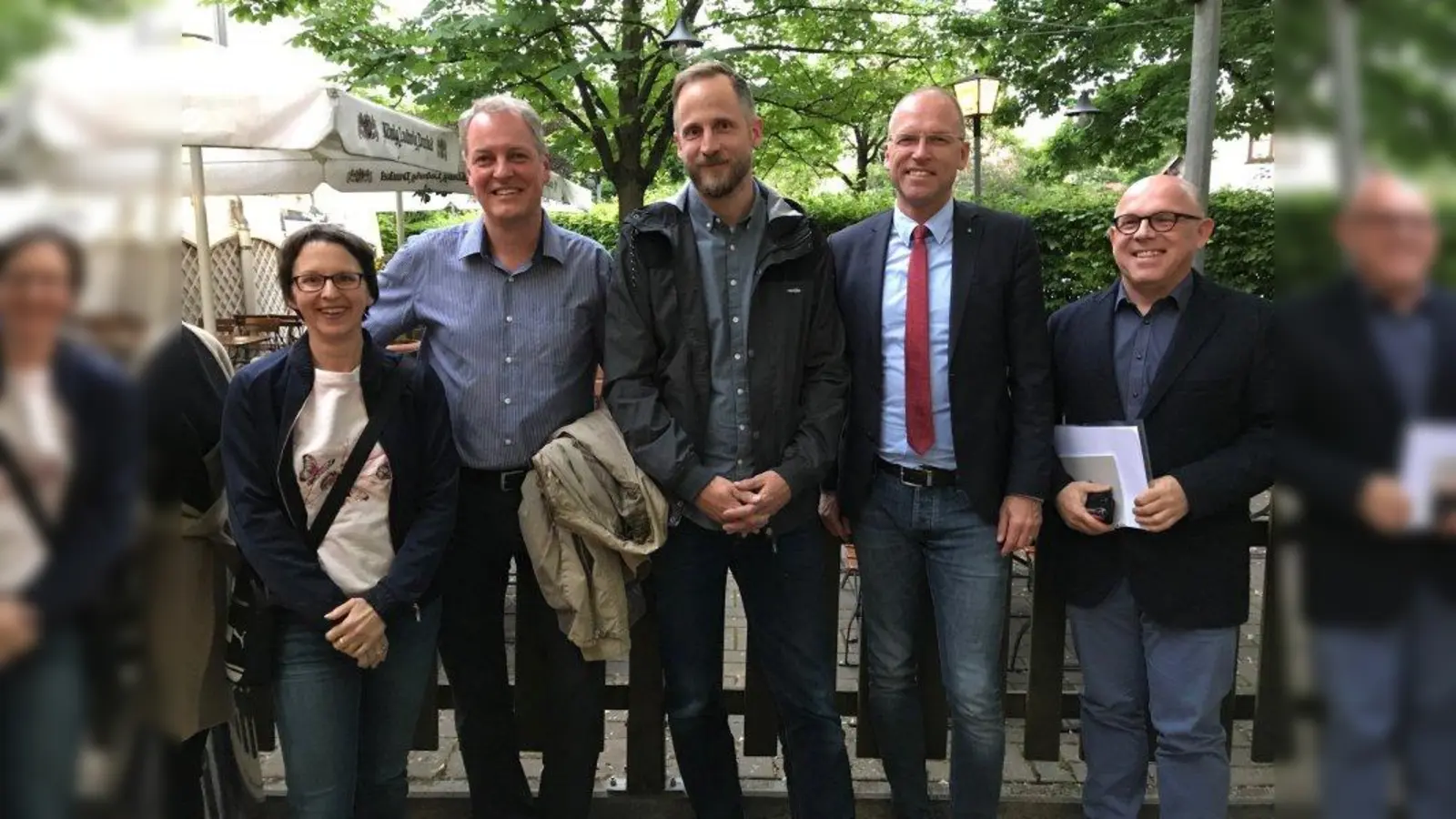 „Ein großes, herzliches Dankeschön an den langjährigen Vorstand Jürgen Kirner für seine Ideen und sein Engagement!“ Der alte und der neue Vorstand des Gewerbevereins Aktives Pasing e.V. bei der jüngsten Vorstandswahl: (von links) Stefanie Igl-Obermüller, neuer Vorstand Christian Herkner und sein Stellvertreter Martin Dürrfeld sowie Oliver Adami und der ehemalige Vorstand Jürgen Kirner. (Foto: Dieter Schneider)