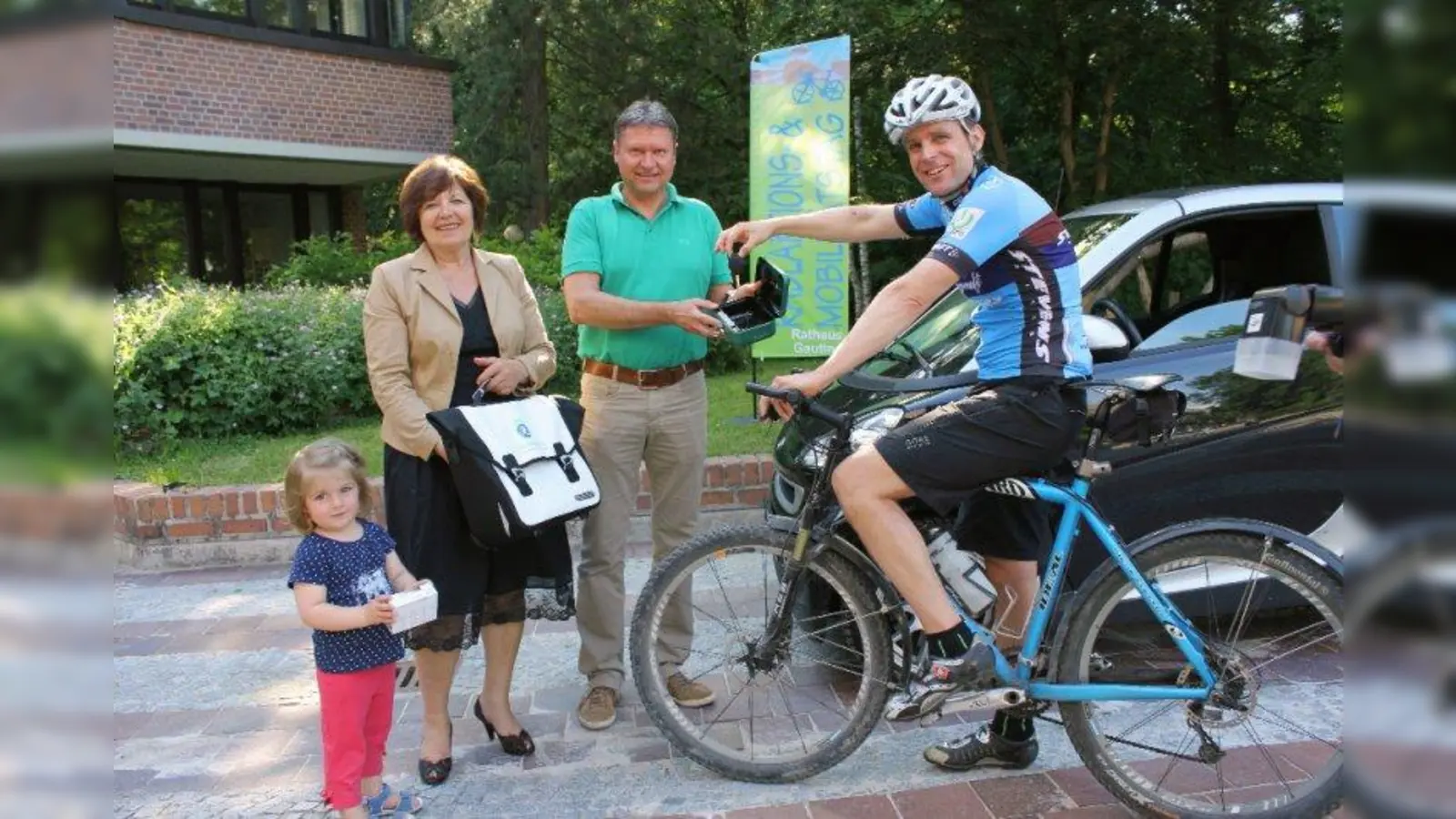 Stadtradl-Star Alexander von Engelhardt übergibt seinen Autoschlüssel an Büürgermeisterin Brigitte Servatius und Umweltreferent Gernot Struwe. Tochter Maxine schaut zu. (Foto: US)