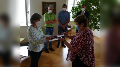Landrätin Andrea Jochner-Weiß (rechts) überreicht Elisabeth Jocher die Verdienstmedaille des Verdienstordens der Bundesrepublik Deutschland. Im Hintergrund (von links) Ehemann Franz Jocher, Sohn Philipp Jocher, und Peter Ostenrieder, Bürgermeister Markt Peiting (Foto: Landratsamt)