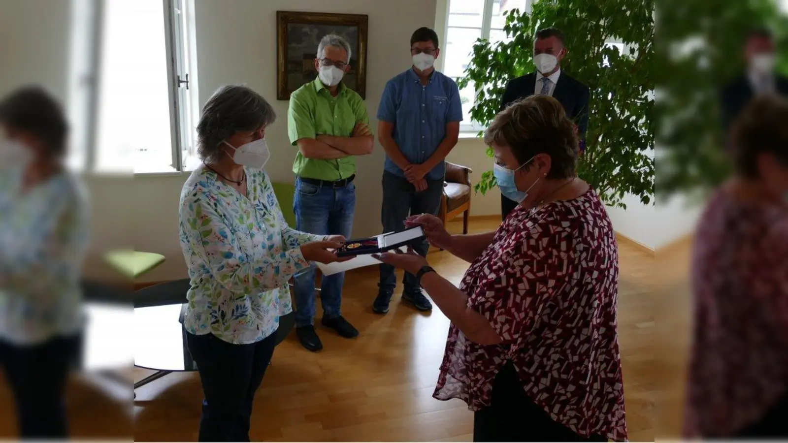 Landrätin Andrea Jochner-Weiß (rechts) überreicht Elisabeth Jocher die Verdienstmedaille des Verdienstordens der Bundesrepublik Deutschland. Im Hintergrund (von links) Ehemann Franz Jocher, Sohn Philipp Jocher, und Peter Ostenrieder, Bürgermeister Markt Peiting (Foto: Landratsamt)