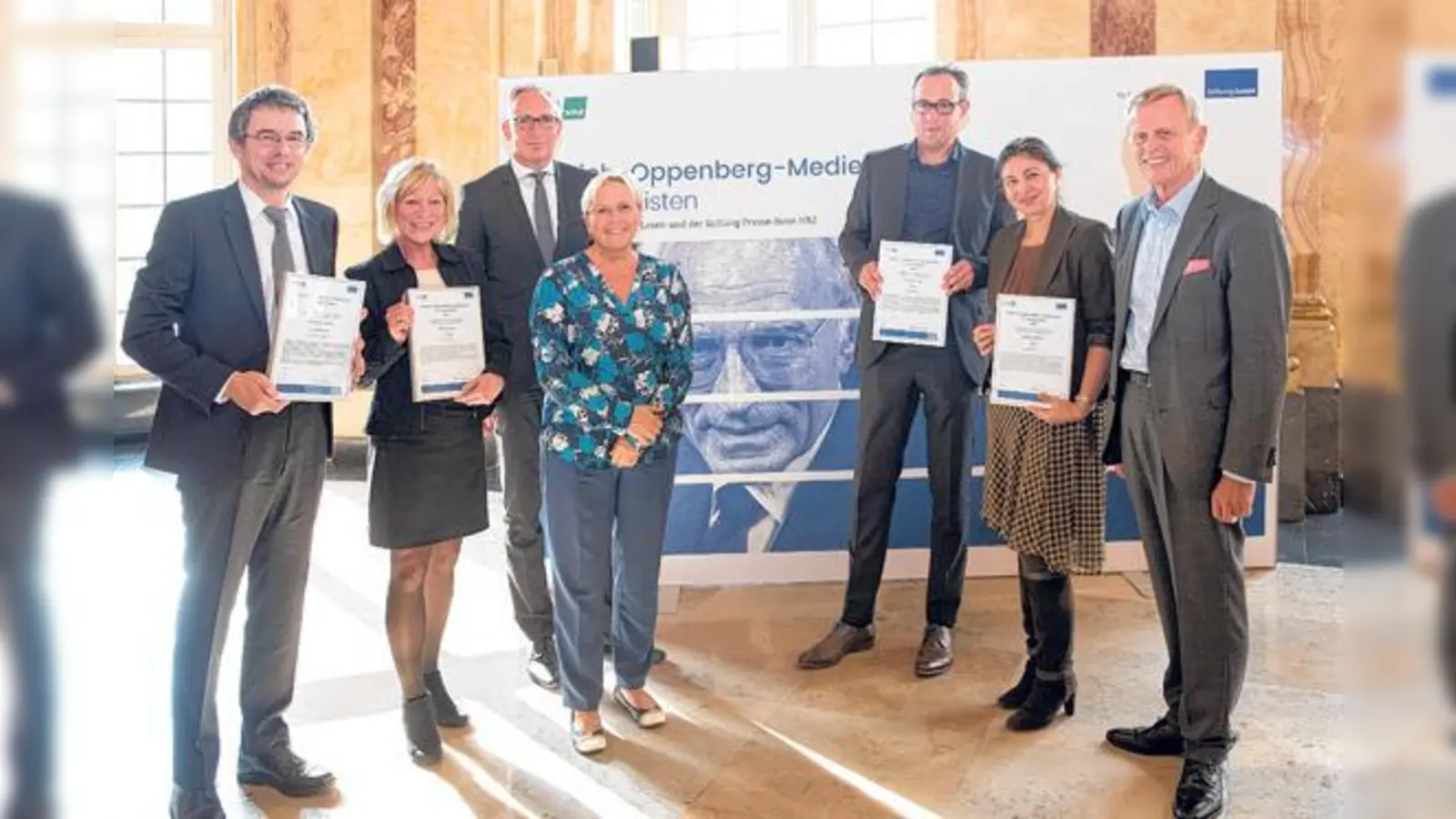 Feierliche Preisverleihung im Neuen Schloss in Stuttgart (von links): Johannes Beetz, Petra Cyrus, Dr. Jörg F. Maas, Dr. Susanne Eisenmann, Thomas Thiel, Hatice Akyün und Heinrich Meyer.	 (Foto: Michael Wagner)