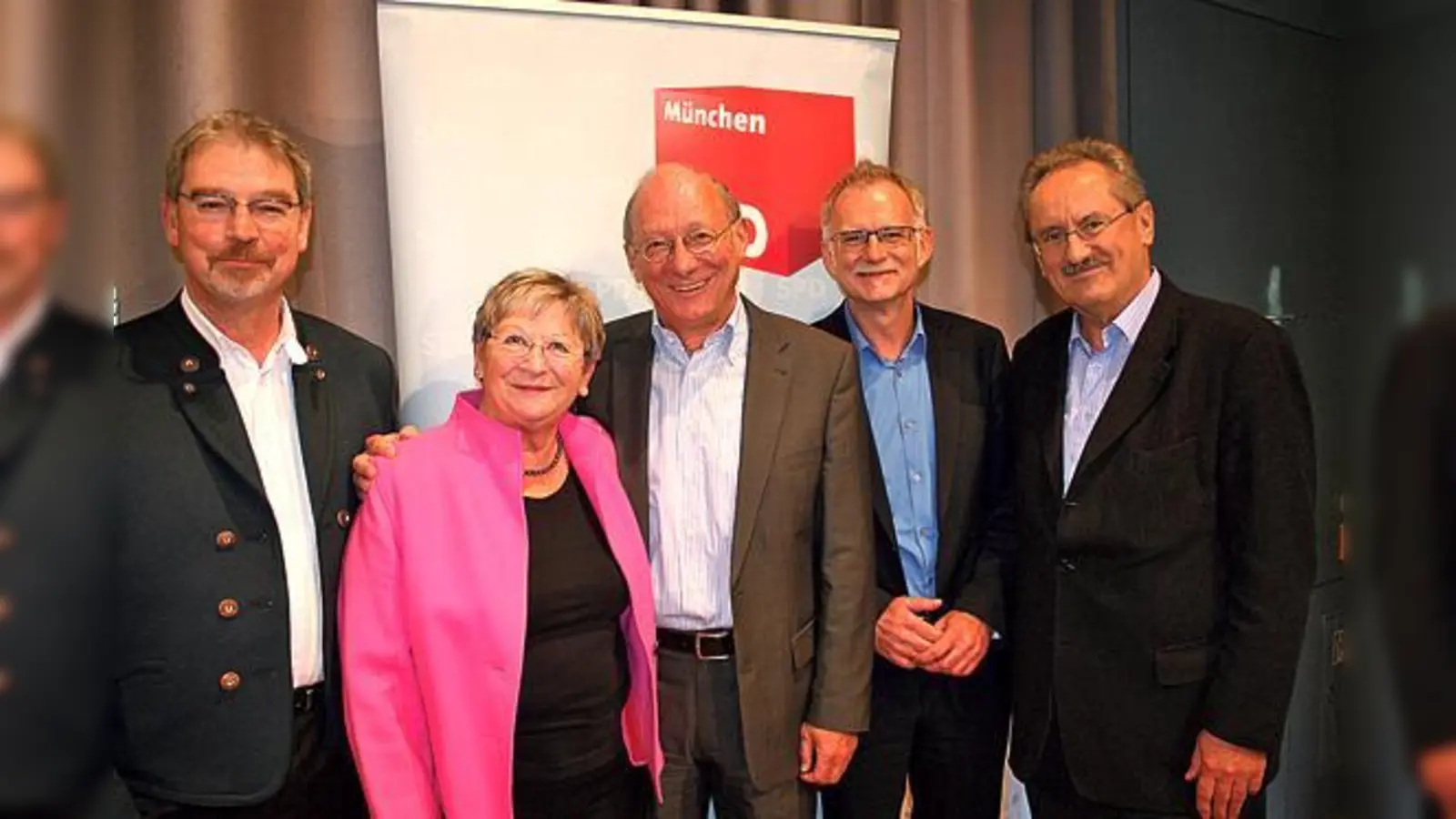 Festlicher Empfang im Kulturhaus Milbertshofen zum 40-jährigen SPD-Parteijubiläum von Franz Maget (Mitte): Unter den Gratulanten waren OB Christian Ude, Hans-Ulrich Pfaffmann, Constanze Lindner-Schädlich und Alexander Reissl (von rechts). 	 (Foto: ws)