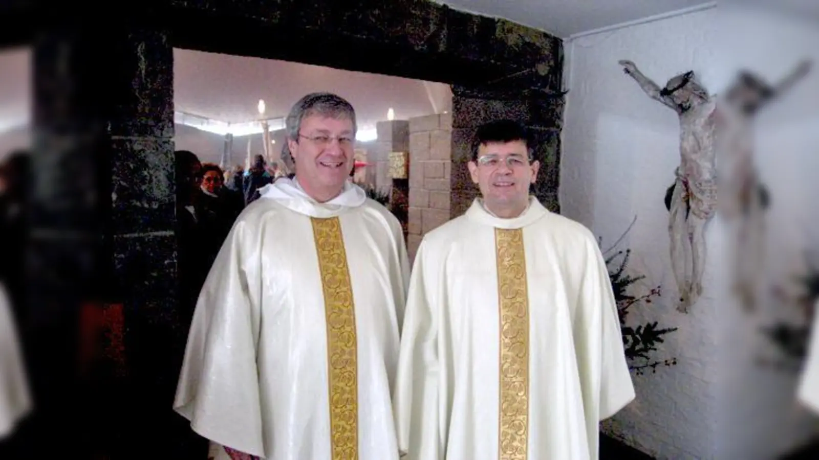 Der neue Dekan Günter Reitzi (links) und der neue Pfarrer Michael Ljubisic nach der Messe.	 (Foto: VA)