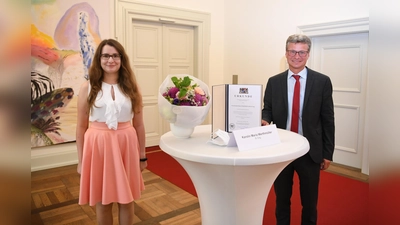 Karolin Werthmüller von der Hochschule München wurde für ihren hervorragenden Hochschulabschluss von Minister Bernd Sibler geehrt. (Foto: StMWK/Andreas Gebert)