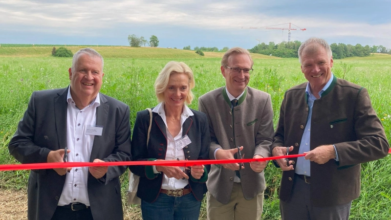 Bei der Eröffnung des Naturlehrpfads im Rahmen des Projekts Bienenstroms: MdL Alexander Flierl (2.v.r.) Bürgermeister Stefan Schelle (r.), Volkmar Klaußer (1.v.l.) und Brigitte Koch (2.v.l.). (Foto: Bienenstrom)