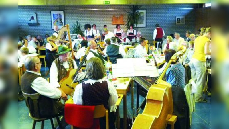 Die Musiker saßen dicht gedrängt, damit alle Gäste einen Platz bekamen.